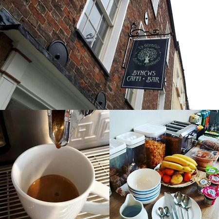 카나번 Ty Glyndwr Bunkhouse, Bar And Cafe 호스텔 외부 사진