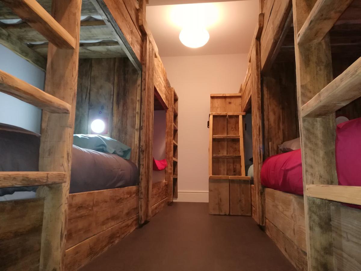 카나번 Ty Glyndwr Bunkhouse, Bar And Cafe 호스텔 외부 사진