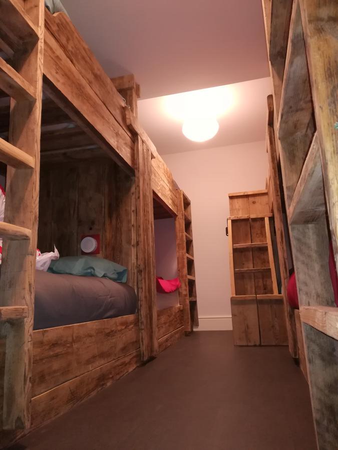 카나번 Ty Glyndwr Bunkhouse, Bar And Cafe 호스텔 외부 사진