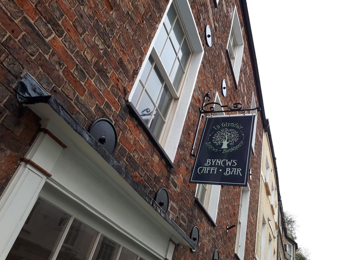 카나번 Ty Glyndwr Bunkhouse, Bar And Cafe 호스텔 외부 사진