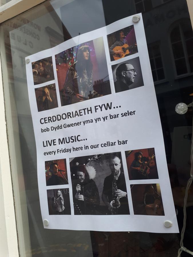 카나번 Ty Glyndwr Bunkhouse, Bar And Cafe 호스텔 외부 사진